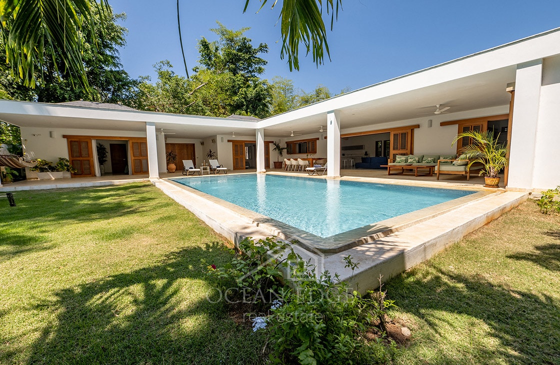 4-bed single storey house with large plot & pool