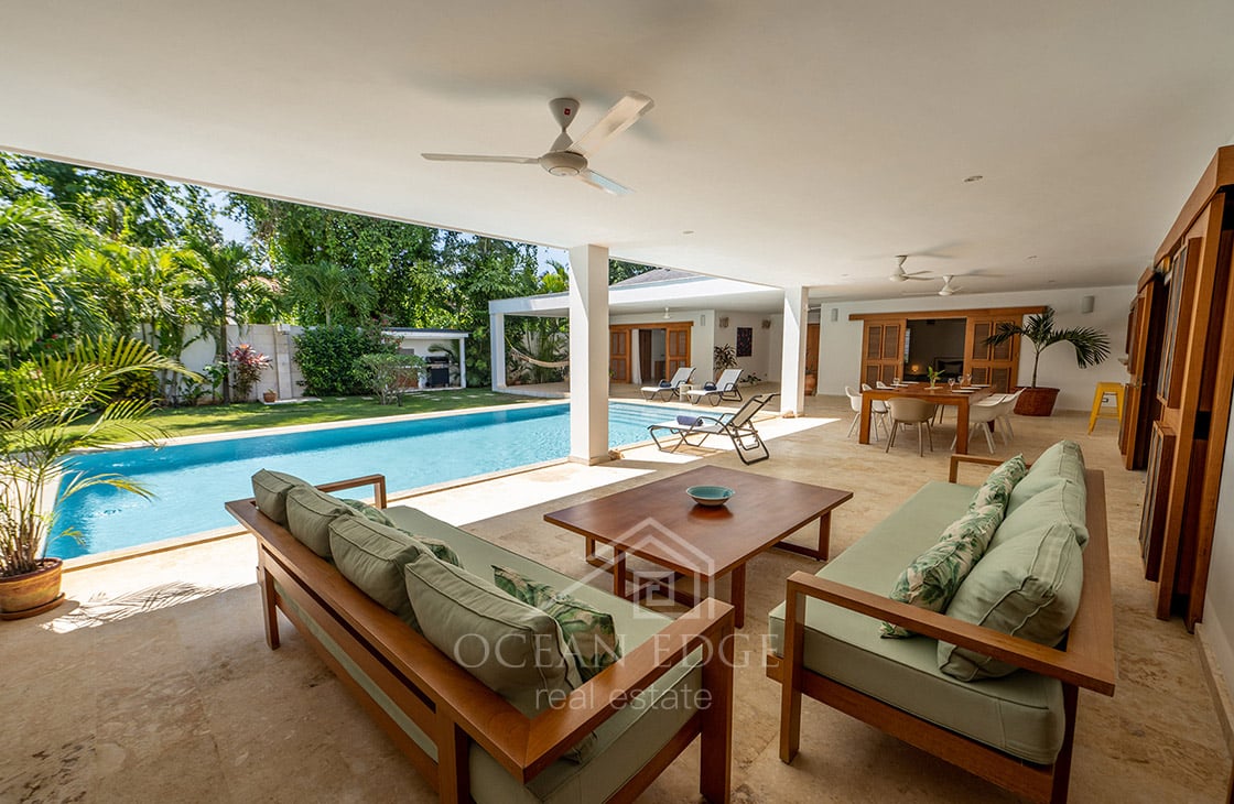 4-bed single storey house with large plot & pool