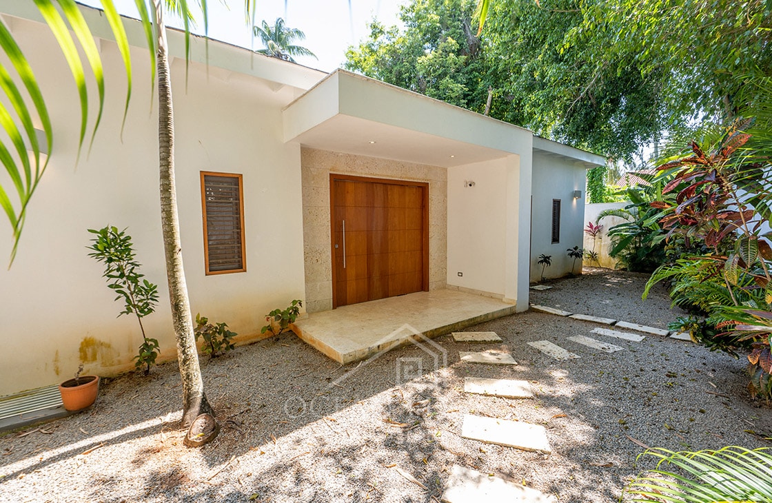 4-bed single storey house with large plot & pool