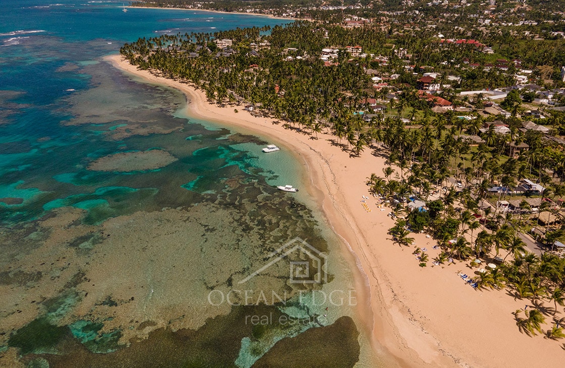 4-bed single storey house with large plot & pool