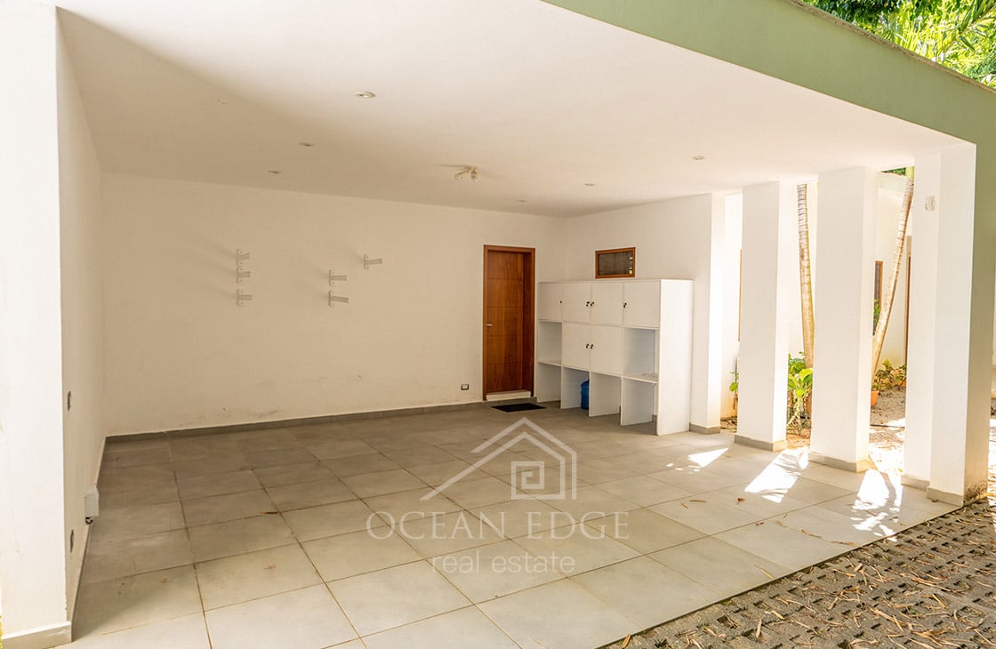 4-bed single storey house with large plot & pool