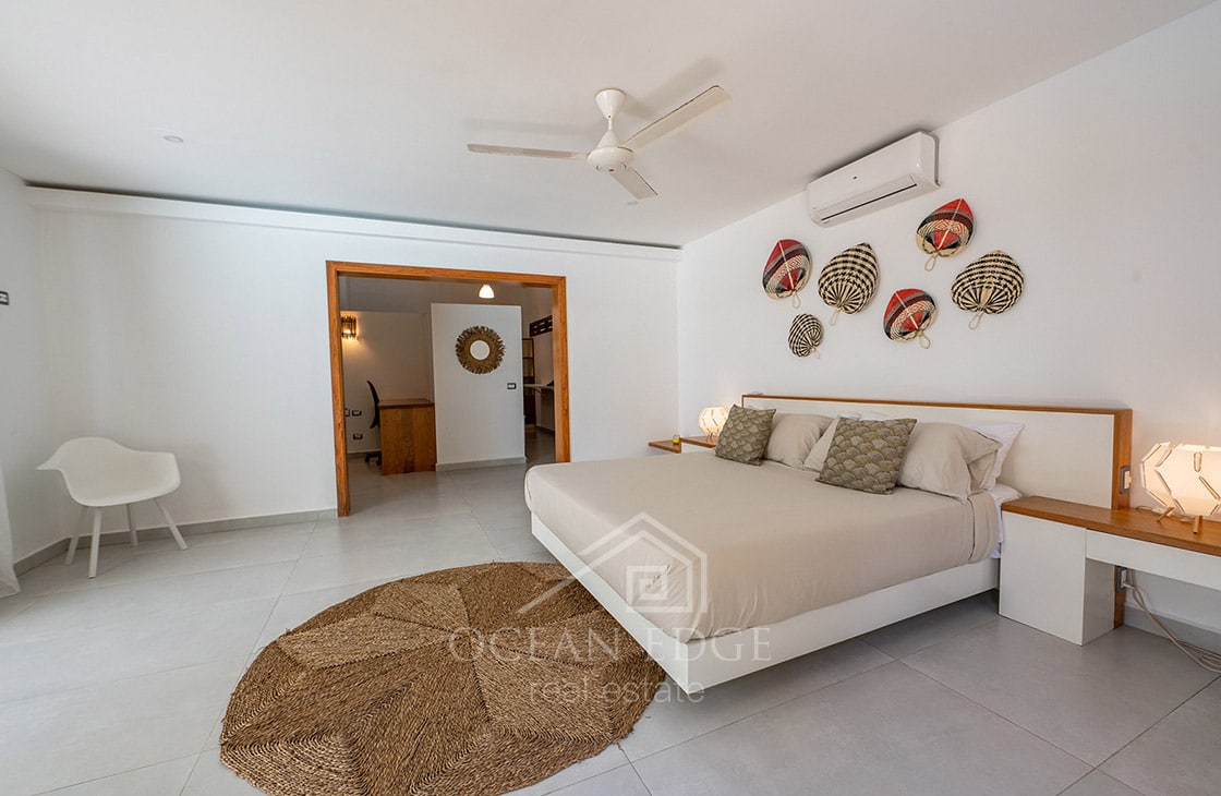 4-bed single storey house with large plot & pool