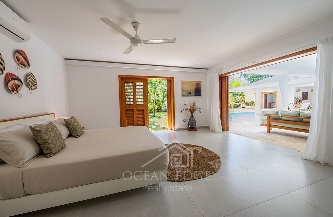 4-bed single storey house with large plot & pool