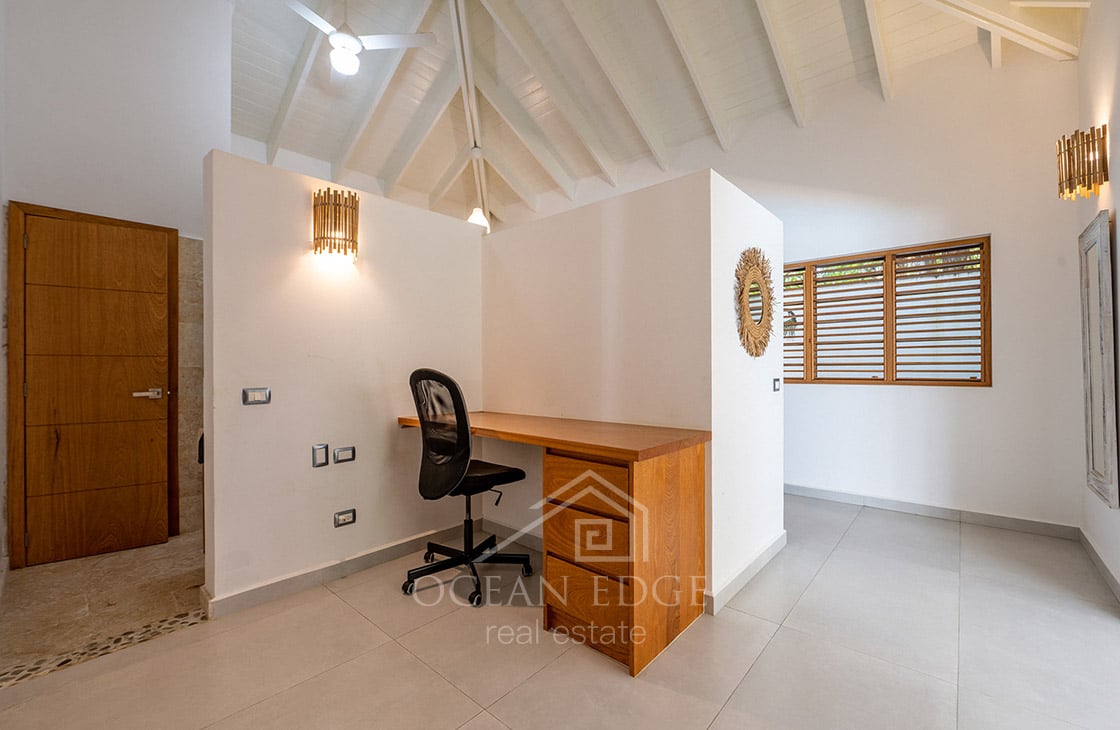 4-bed single storey house with large plot & pool