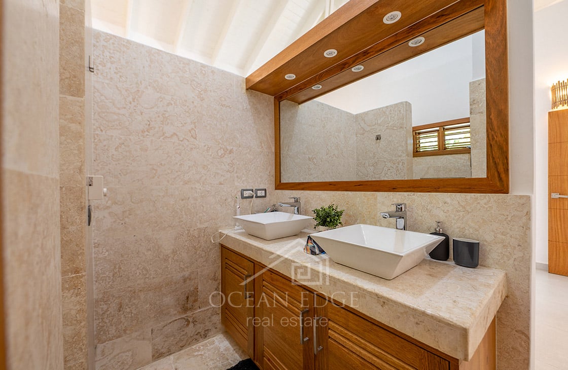 4-bed single storey house with large plot & pool