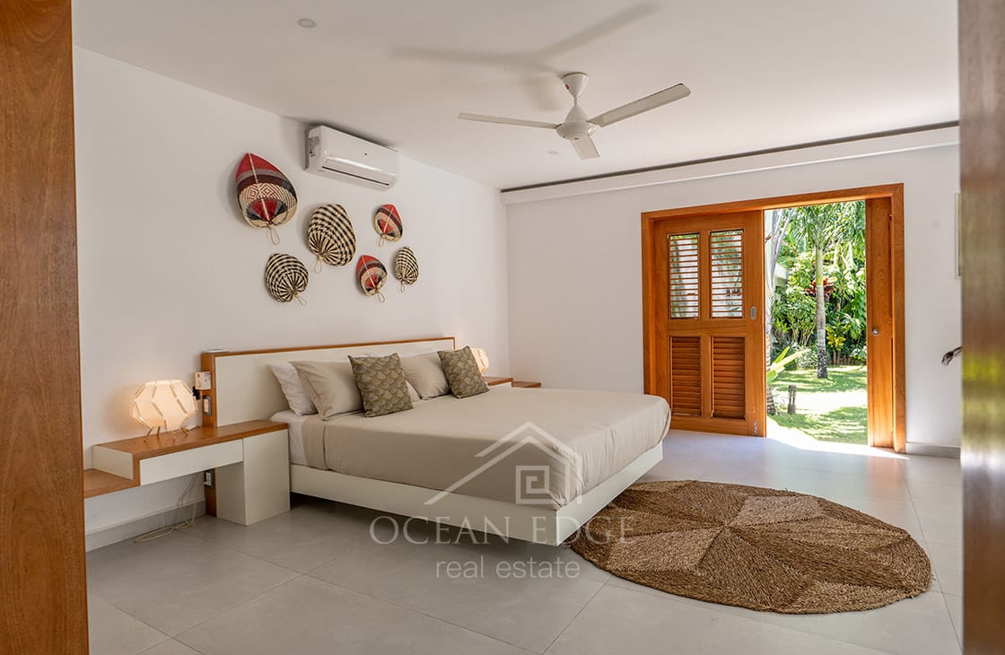 4-bed single storey house with large plot & pool