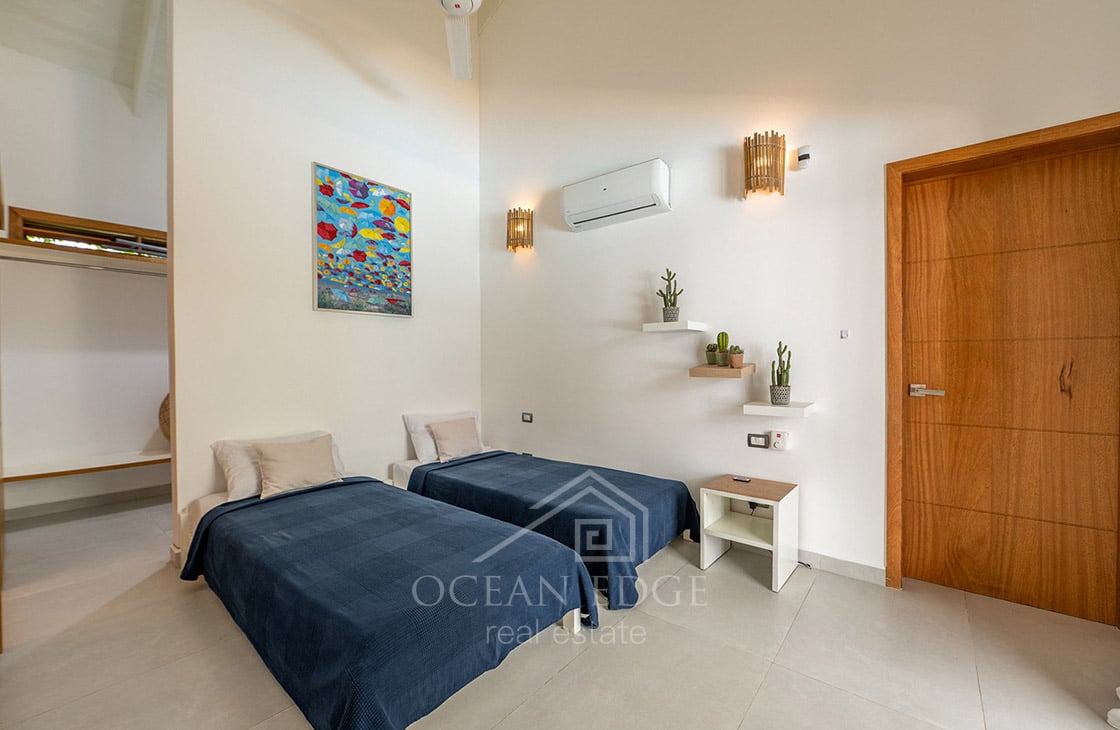 4-bed single storey house with large plot & pool